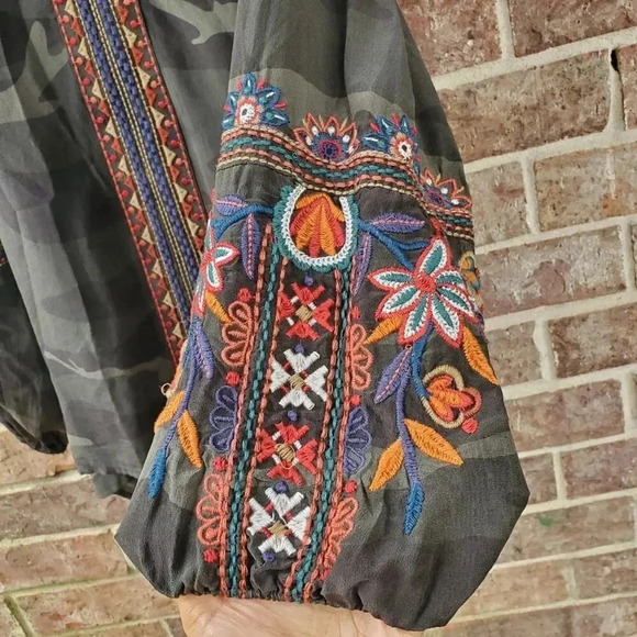 JOHNNY WAS Laila Paris Embroidered Effortless Silk Camo Blouse Top S - Picture 4 of 8